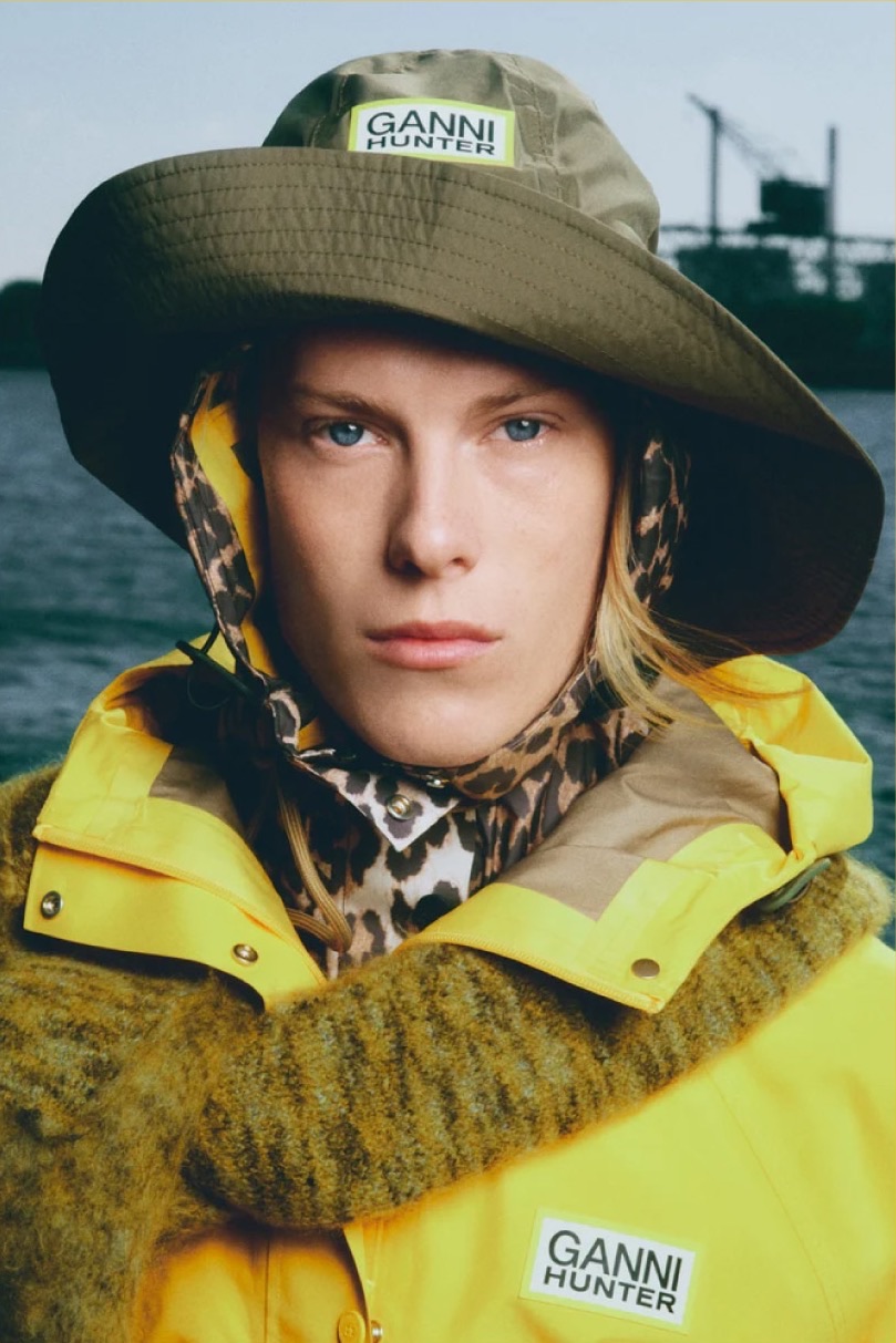 Ganni x Hunter sarı yağmurluk ve bucket hat
