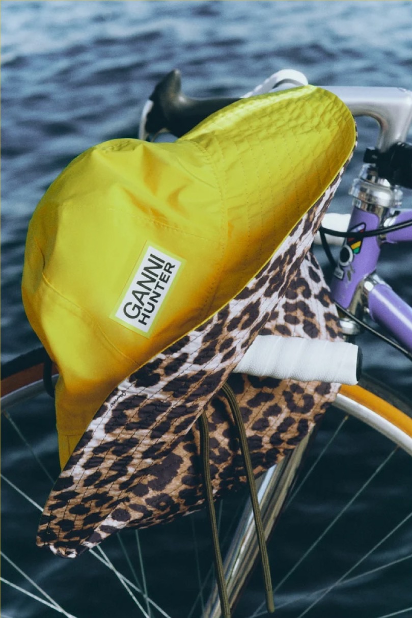 Ganni x Hunter sarı bucket hat ve leopar şemsiye