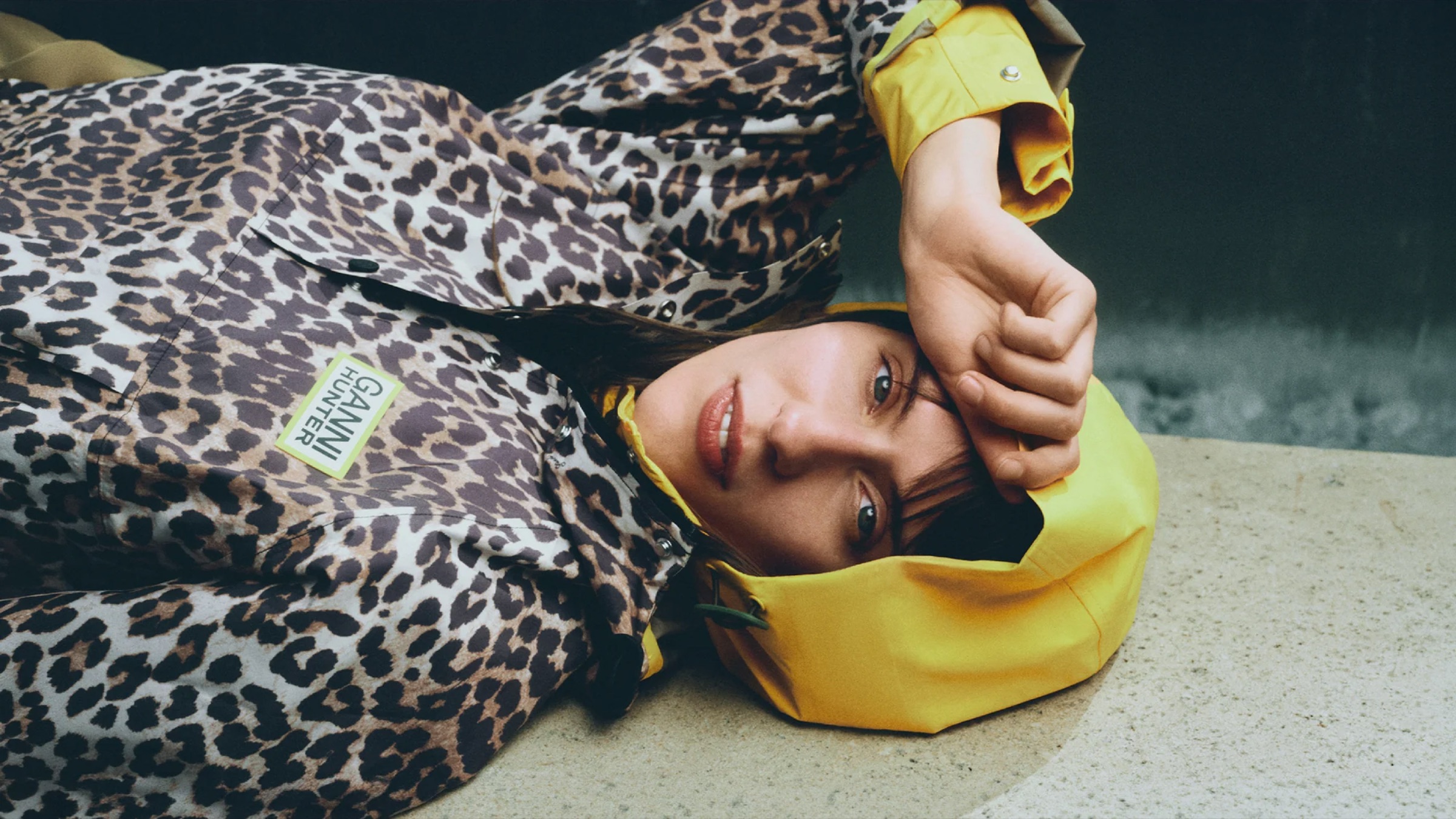 Ganni x Hunter leopar desenli yağmurluk detayı