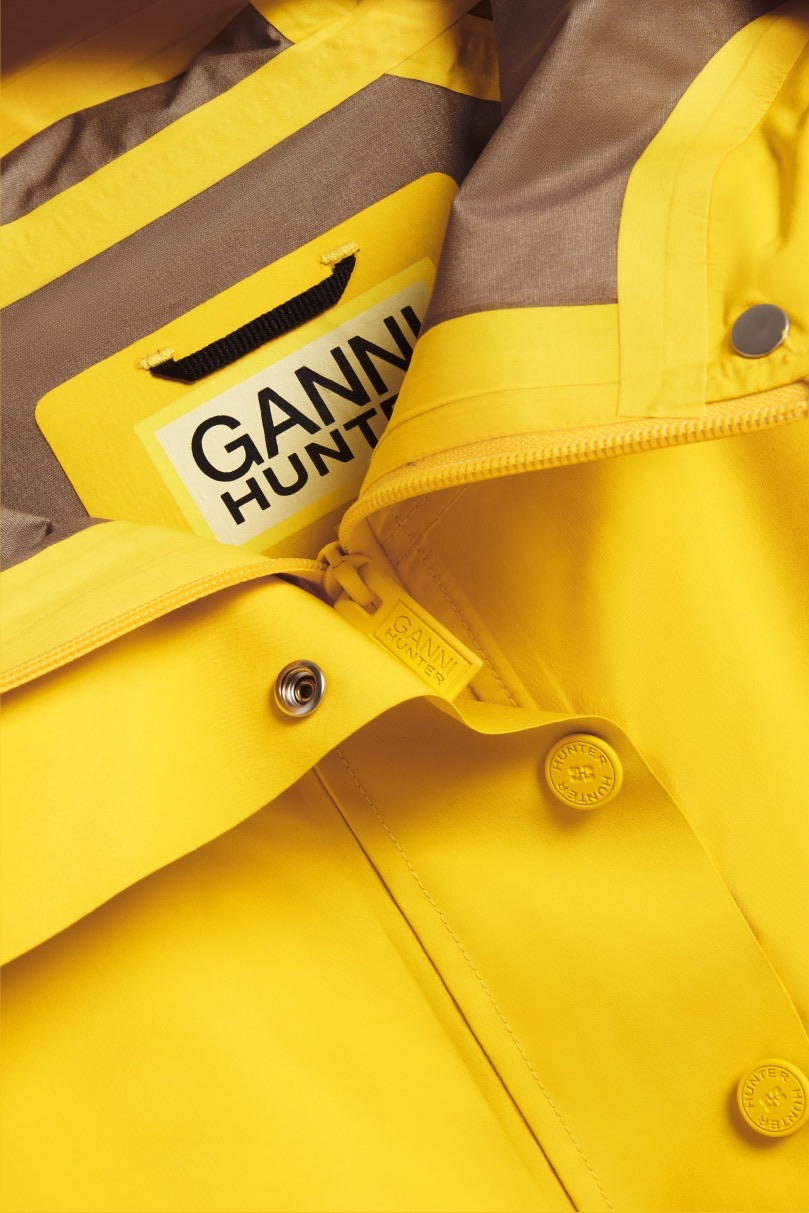 Ganni x Hunter sarı yağmurluk detayı